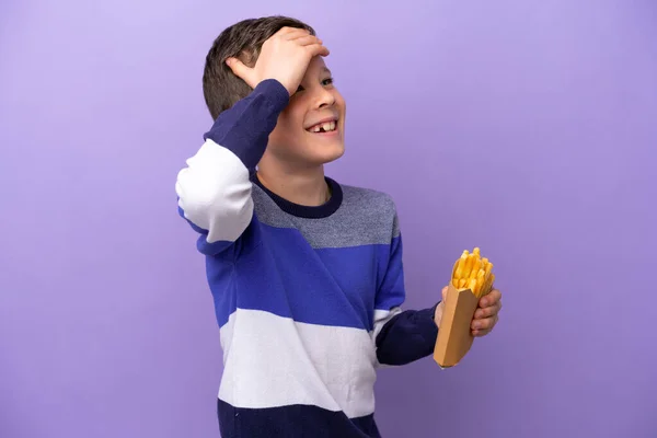 Menino Segurando Batatas Fritas Isoladas Fundo Roxo Sorrindo Muito — Fotografia de Stock