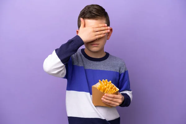 Kleiner Junge Mit Pommes Frites Auf Violettem Hintergrund Der Die — Stockfoto