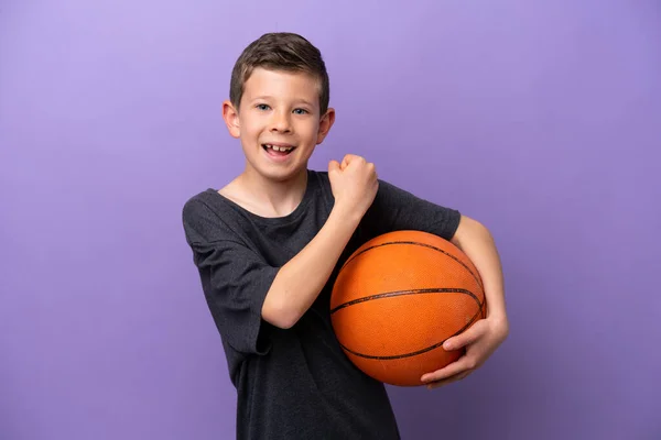 Niño Jugando Baloncesto Aislado Sobre Fondo Púrpura Celebrando Una Victoria — Foto de Stock