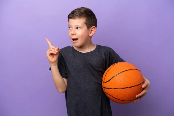 Kleiner Junge Beim Basketballspielen Isoliert Auf Lila Hintergrund Der Absicht — Stockfoto
