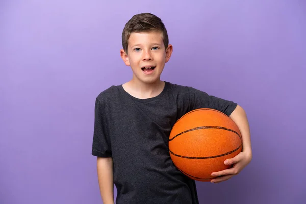 Niño Jugando Baloncesto Aislado Sobre Fondo Púrpura Con Expresión Facial — Foto de Stock
