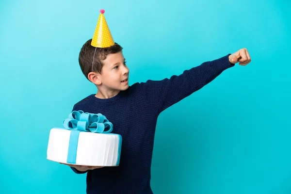 Petit Garçon Tenant Gâteau Anniversaire Isolé Sur Fond Bleu Donnant — Photo