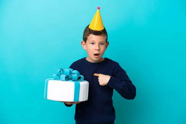 Ragazzino Tenendo Torta Compleanno Isolato Sfondo Blu Con Espressione Facciale — Foto Stock