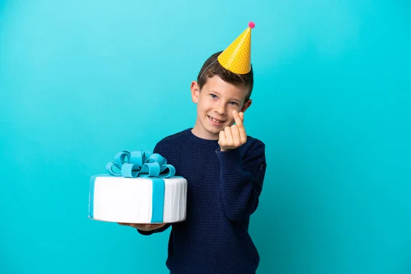 Ragazzino Tenendo Torta Compleanno Isolato Sfondo Blu Facendo Gesto Soldi — Foto Stock