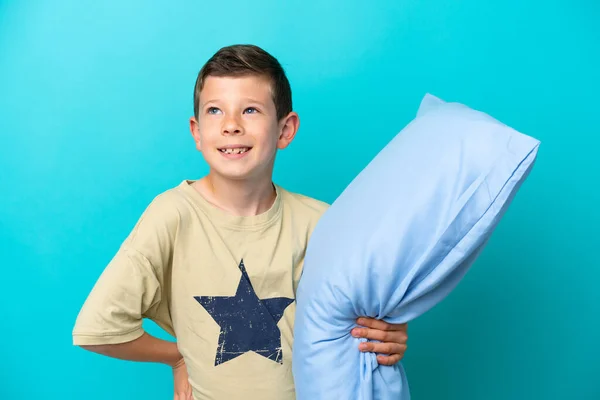 Petit Garçon Pyjama Isolé Sur Fond Bleu Posant Avec Les — Photo