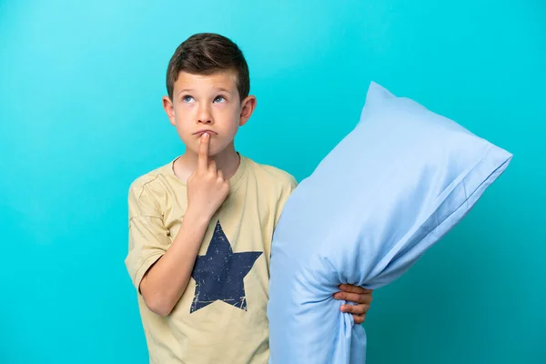 Μικρό Αγόρι Πιτζάμες Απομονωμένο Μπλε Φόντο Που Έχει Αμφιβολίες Ενώ — Φωτογραφία Αρχείου