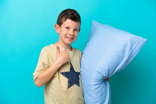 Маленький Мальчик Пижаме Изолированный Синем Фоне Показывая Большой Палец Вверх — стоковое фото