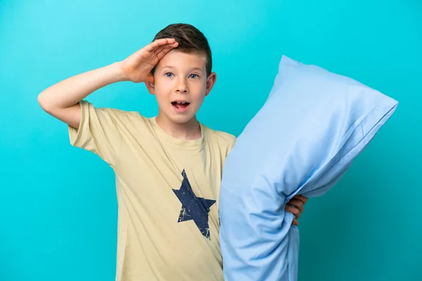 身穿睡衣的小男孩被蓝色背景隔离 表情惊讶 — 图库照片