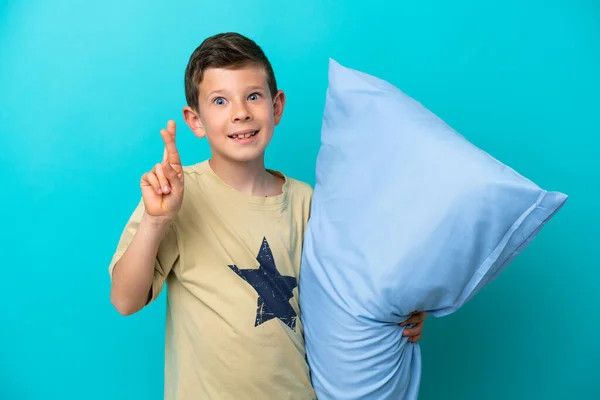 Liten Pojke Pyjamas Isolerad Blå Bakgrund Med Fingrar Korsning Och — Stockfoto