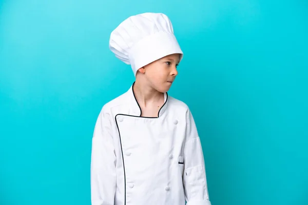 Piccolo Chef Ragazzo Isolato Sfondo Blu Guardando Lato — Foto Stock