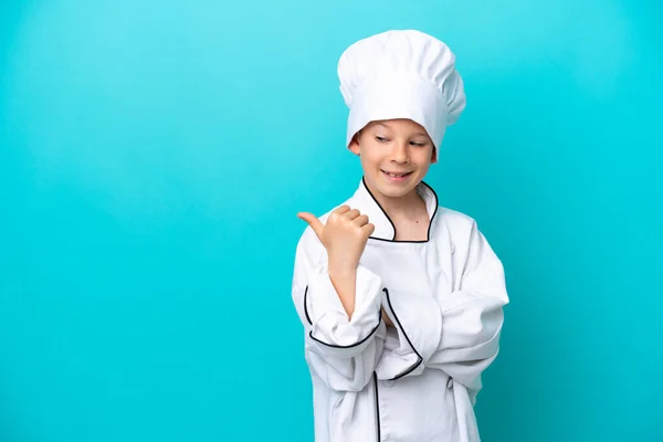 Piccolo Chef Ragazzo Isolato Sfondo Blu Che Punta Verso Lato — Foto Stock