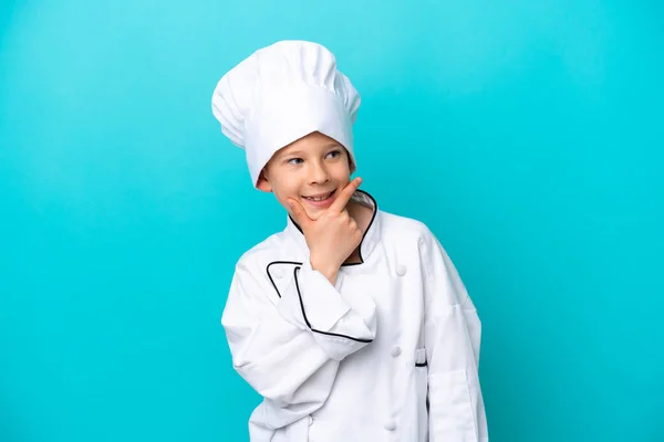 Piccolo Chef Ragazzo Isolato Sfondo Blu Felice Sorridente — Foto Stock