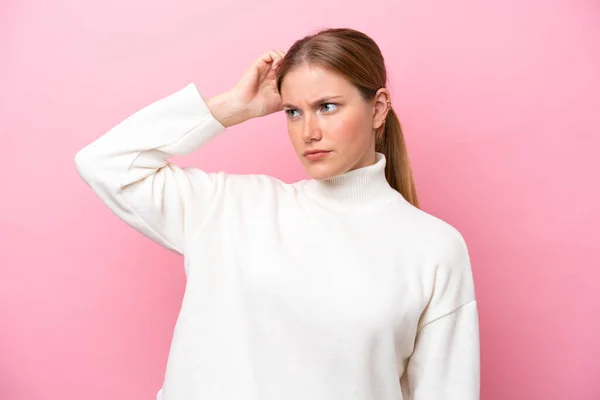 Junge Kaukasische Frau Isoliert Auf Rosa Hintergrund Mit Zweifeln Beim — Stockfoto