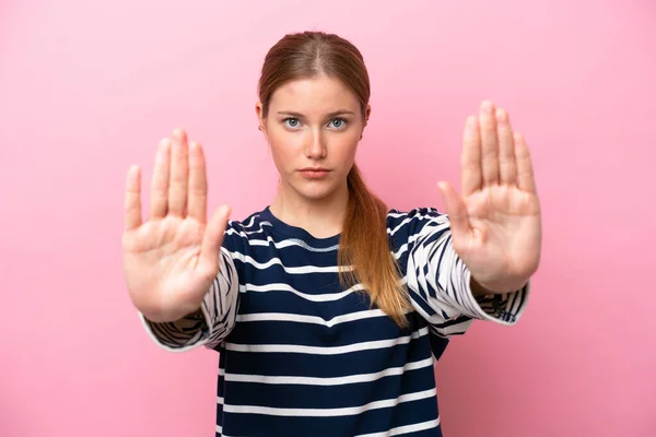 Jonge Kaukasische Vrouw Geïsoleerd Roze Achtergrond Maken Stop Gebaar Teleurgesteld — Stockfoto