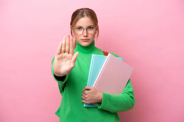 Giovane Studentessa Caucasica Isolato Sfondo Rosa Facendo Gesto Stop — Foto Stock