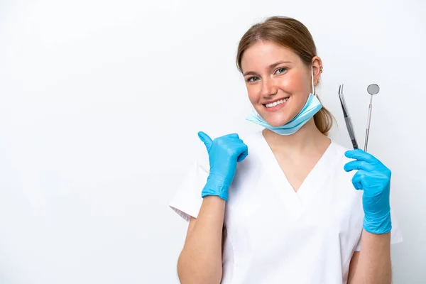 Dentysta Kaukaska Kobieta Trzyma Narzędzia Izolowane Białym Tle Wskazując Bok — Zdjęcie stockowe
