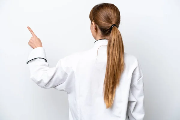 Beyaz Arka Planda Izole Edilmiş Genç Aşçı Kadın Işaret Parmağıyla — Stok fotoğraf