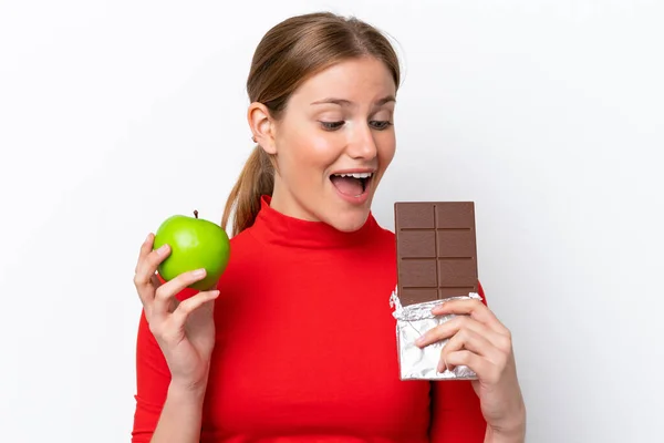Mladá Běloška Izolovaná Bílém Pozadí Čokoládovou Tabletou Jedné Ruce Jablkem — Stock fotografie