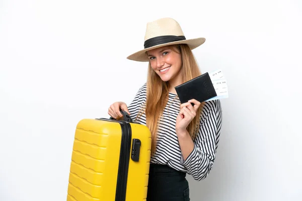 Jovem Caucasiana Isolada Fundo Branco Férias Com Mala Passaporte — Fotografia de Stock