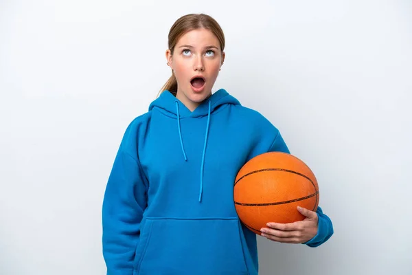 若いですCaucasian女性プレイバスケットボール隔離された上を見ますととともに驚きの表情 — ストック写真