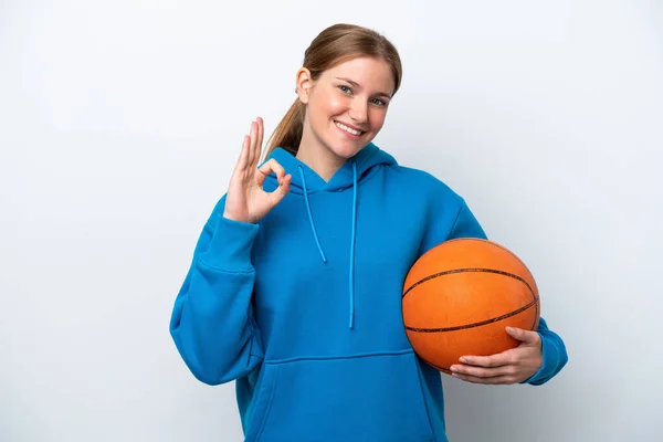 Giovane Donna Caucasica Giocare Basket Isolato Sfondo Bianco Mostrando Segno — Foto Stock