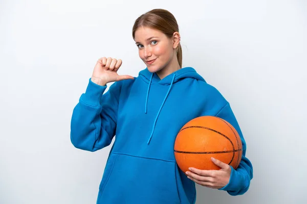 Jovem Caucasiana Jogando Basquete Isolado Fundo Branco Orgulhoso Auto Satisfeito — Fotografia de Stock