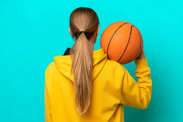 Jovem Mulher Caucasiana Isolado Fundo Azul Jogando Basquete Posição Trás — Fotografia de Stock