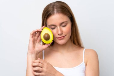 Beyaz arka planda avakado tutan beyaz bir kadın. Portreyi kapat