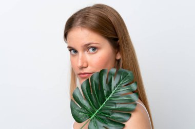 Beyaz arka planda, elinde palmiye yaprağı olan beyaz bir kadın. Portreyi kapat