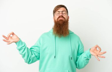 Beyaz arka planda Zen pozisyonunda izole edilmiş genç beyaz bir beyaz adam.