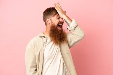 Pembe arka planda izole edilmiş genç beyaz adam bir şey fark etti ve çözüme niyetlendi.