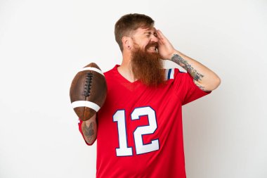 Beyaz arka planda izole edilmiş rugby oynayan beyaz tenli, kırmızı bir adam.