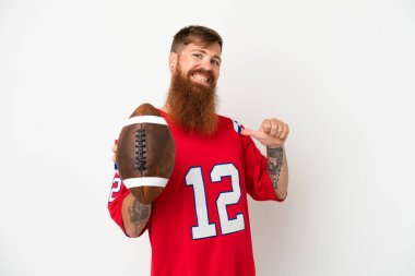 Beyaz arka planda ragbi oynayan Kafkasyalı genç adam gururlu ve kendinden memnun.