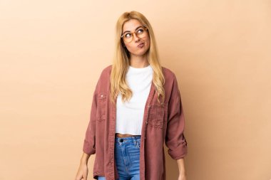 Genç Uruguaylı sarışın kadın izole edilmiş bir geçmişi var.