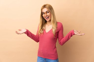 Genç Uruguaylı sarışın kadın soyutlanmış arka planda mutlu ve gülümsüyor