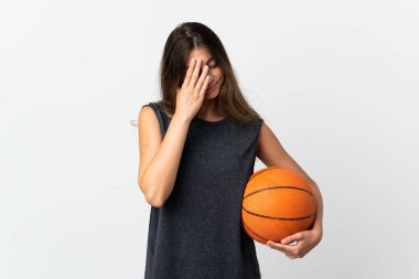 Basketbol oynayan genç bir kadın yorgun ve hasta bir ifadeyle beyaz arka planda izole edilmiş.