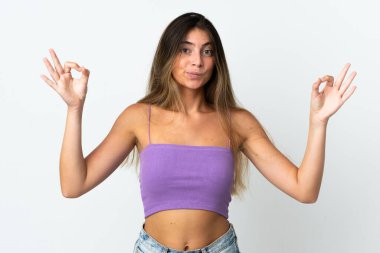 Beyaz arka planda Zen pozisyonunda beyaz tenli genç bir kadın.