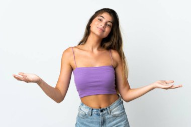 Beyaz arka planda izole edilmiş genç beyaz kadın şüpheleri var.