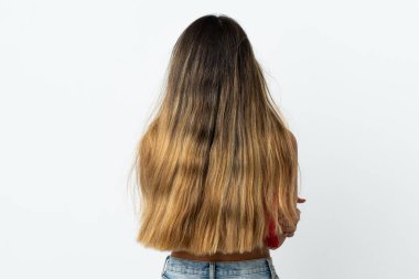 Beyaz arka planda izole edilmiş beyaz bir beyaz kadın.