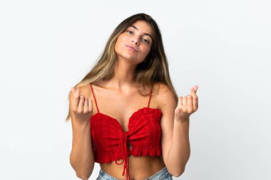 Beyaz arka planda izole genç beyaz kadın para jesti yapıyor