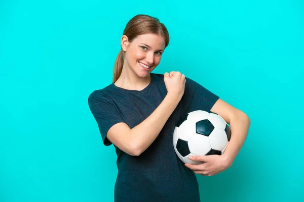 Młoda Piłkarka Kobieta Odizolowana Niebieskim Tle Świętując Zwycięstwo — Zdjęcie stockowe