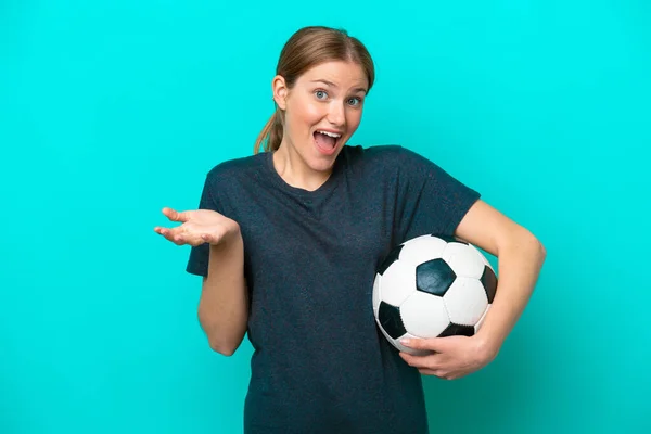 Ung Fotbollsspelare Kvinna Isolerad Blå Bakgrund Med Chockad Ansiktsuttryck — Stockfoto