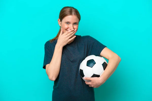 若いですサッカー選手女性隔離上の青背景幸せと笑顔カバー口とともに手 — ストック写真