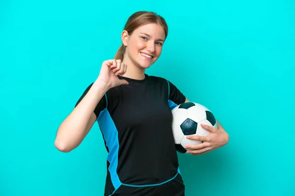 Jonge Kaukasische Vrouw Geïsoleerd Blauwe Achtergrond Met Voetbal Trots Zichzelf — Stockfoto