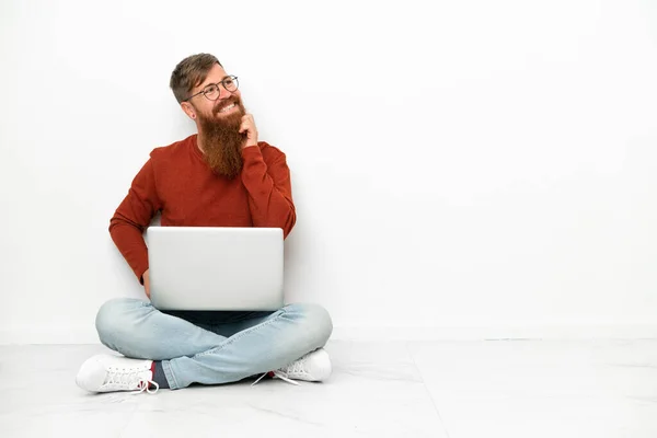 Young Reddish Caucasian Man Laptop Isolated White Background Thinking Idea — 图库照片