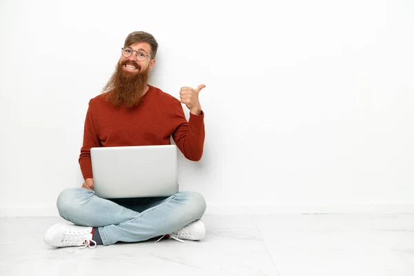 Young Reddish Caucasian Man Laptop Isolated White Background Pointing Side — Fotografia de Stock