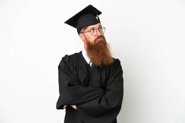 Jonge Universiteit Afgestudeerde Roodachtige Man Geïsoleerd Witte Achtergrond Zoek Omhoog — Stockfoto
