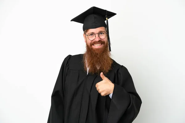 Ung Universitetsexamen Rödaktig Man Isolerad Vit Bakgrund Ger Tummen Upp — Stockfoto