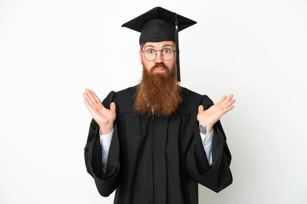 Junger Universitätsabsolvent Rötlicher Mann Isoliert Auf Weißem Hintergrund Mit Zweifeln — Stockfoto
