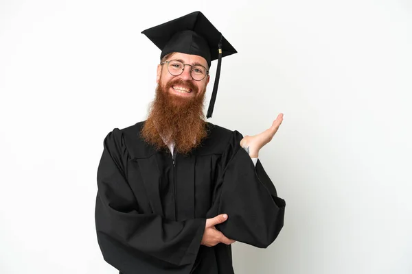 Jeune Diplômé Universitaire Homme Rougeâtre Isolé Sur Fond Blanc Étendant — Photo